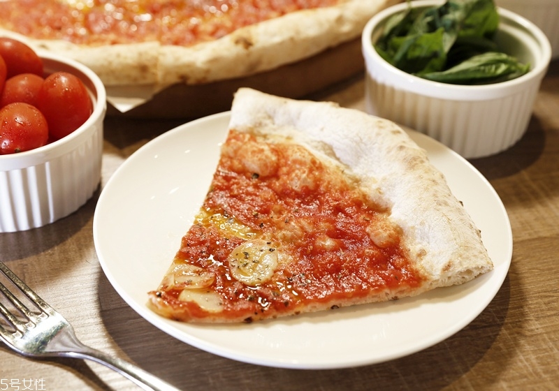 意式披薩和美式披薩的區(qū)別是什么 意式披薩和美式披薩的區(qū)別是什么