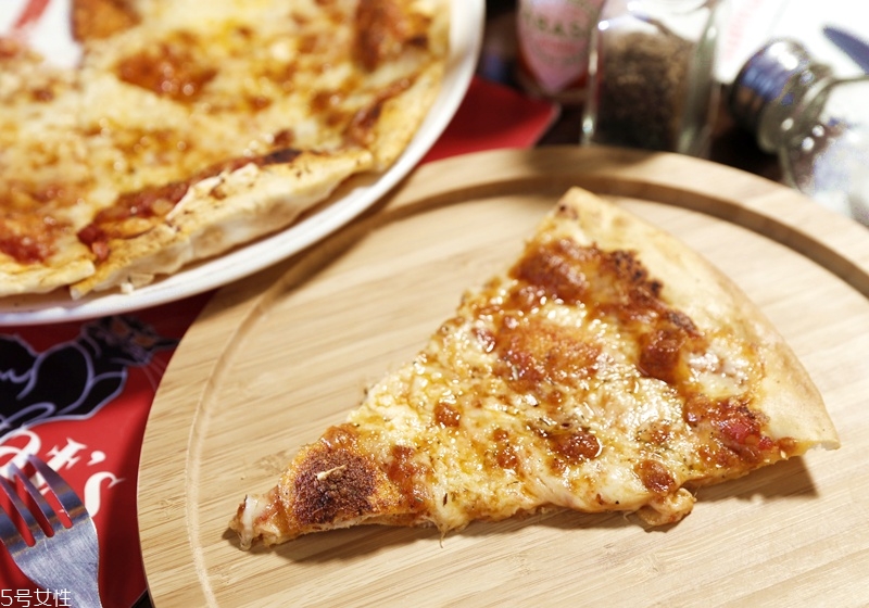 意式披薩和美式披薩的區(qū)別是什么 意式披薩和美式披薩的區(qū)別是什么