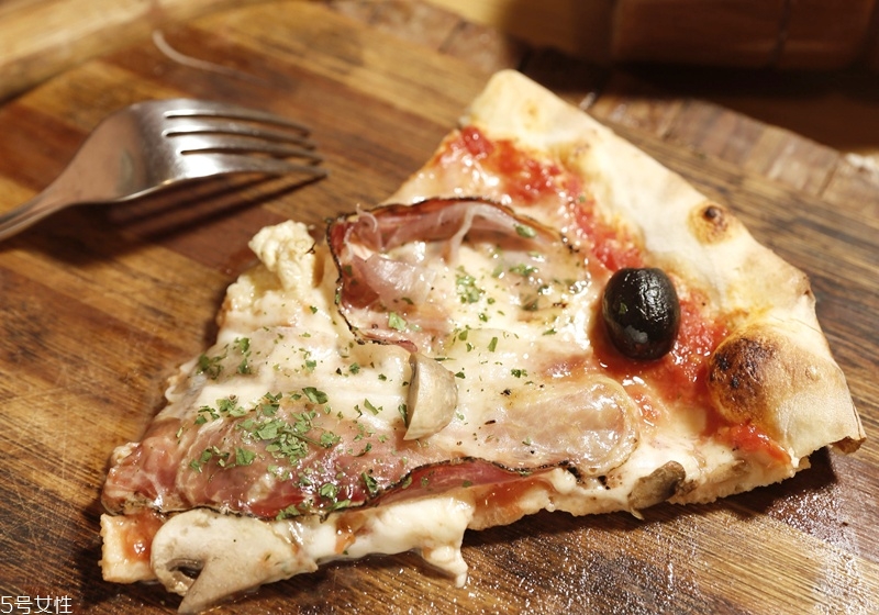 意式披薩和美式披薩的區(qū)別是什么 意式披薩和美式披薩的區(qū)別是什么