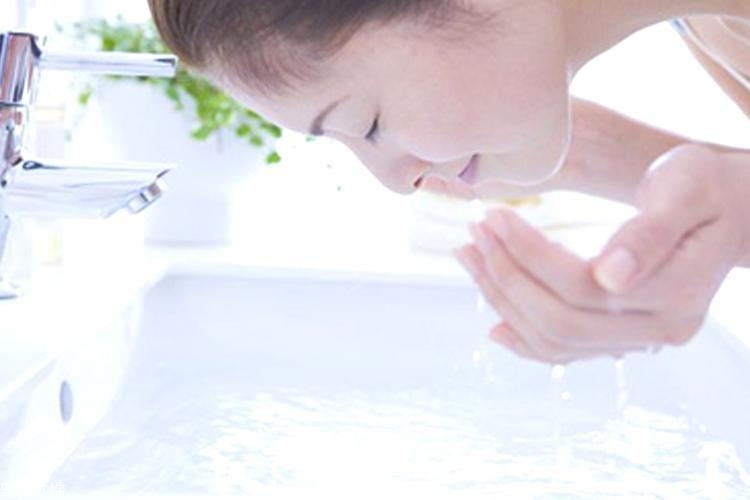 為什么油皮會(huì)變成干皮？三個(gè)油皮護(hù)膚誤區(qū)