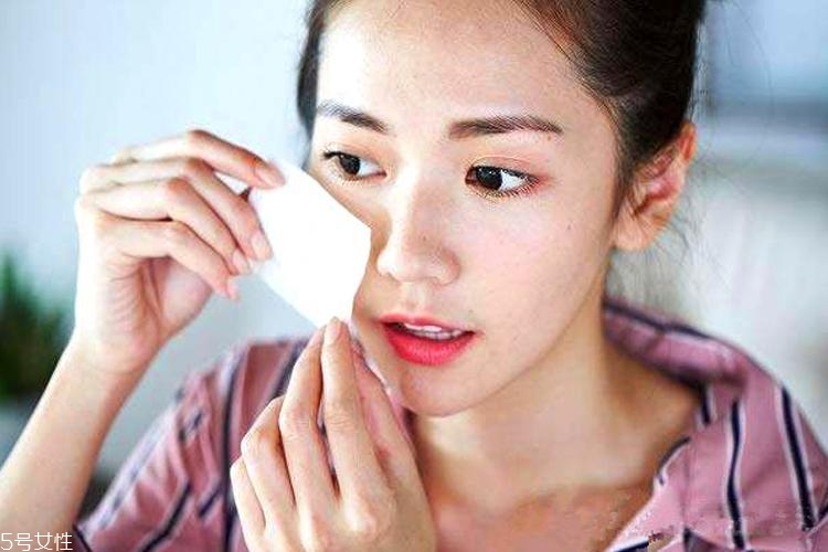 為什么油皮會(huì)變成干皮？三個(gè)油皮護(hù)膚誤區(qū)