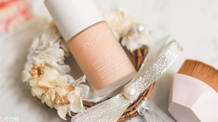 底妝用氣墊還是粉底液？日常妝通勤妝氣墊最實(shí)用