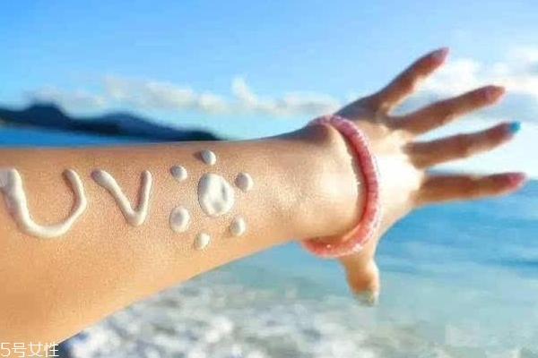 涂了隔離還要防曬霜嗎？防曬霜必不可少