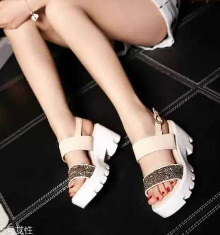 涼鞋有刮痕怎么去掉？讓涼鞋煥然一新