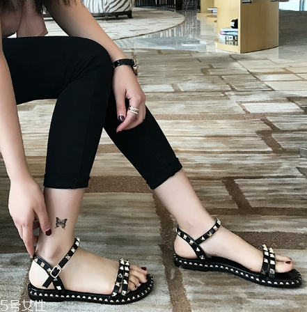 涼鞋上的黑印怎么去掉？這樣就能輕松去除