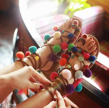 涼鞋發(fā)黃怎么變白？涼鞋發(fā)黃這樣洗