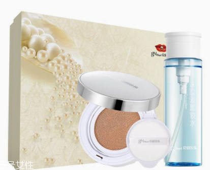 怎樣才能化妝不浮粉？眼影刷蘸濕更好用