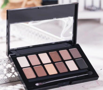 怎樣才能化妝不浮粉？眼影刷蘸濕更好用