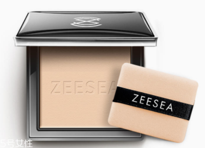 怎樣才能化妝不浮粉？眼影刷蘸濕更好用