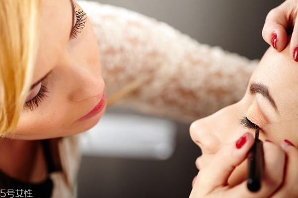 眼線粗點(diǎn)好還是細(xì)點(diǎn)好？眼線太粗容易暴露妝感