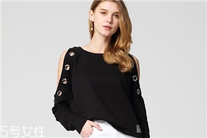 露肩上衣怎么搭配？屬于春天的小性感