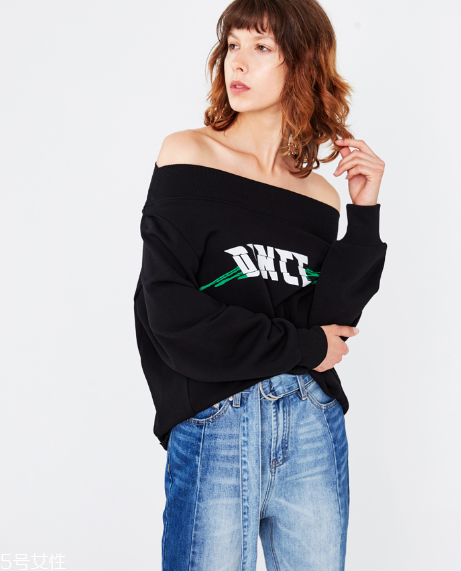 露肩上衣怎么搭配？屬于春天的小性感