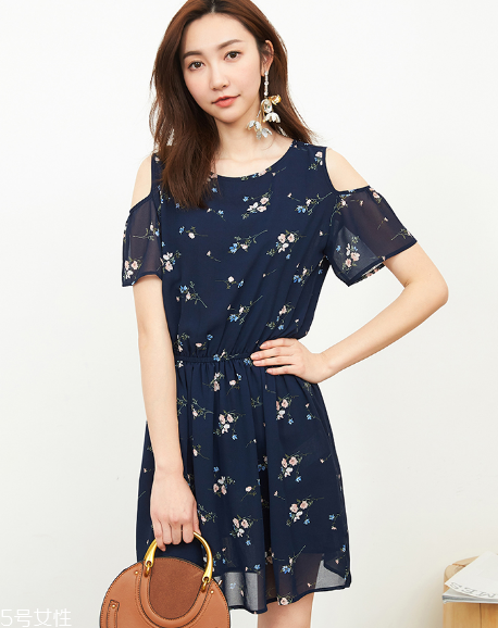 露肩上衣怎么搭配？屬于春天的小性感