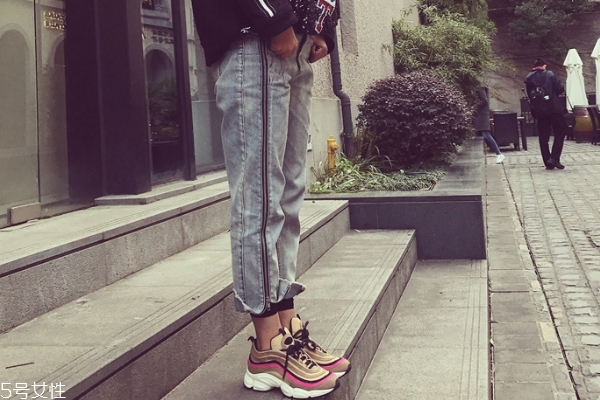 女式春夏運(yùn)動(dòng)鞋怎么挑？三種款式好搭又顯高