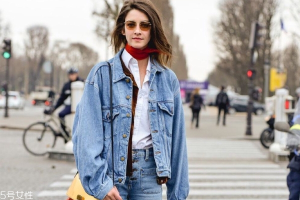 2022流行什么樣的牛仔外套？這8款最酷最百搭