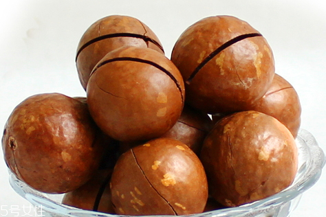 夏威夷果怎么開 用開殼器輕輕一撬就能打開 夏威夷果怎么開 用開殼器輕輕一撬就能打開