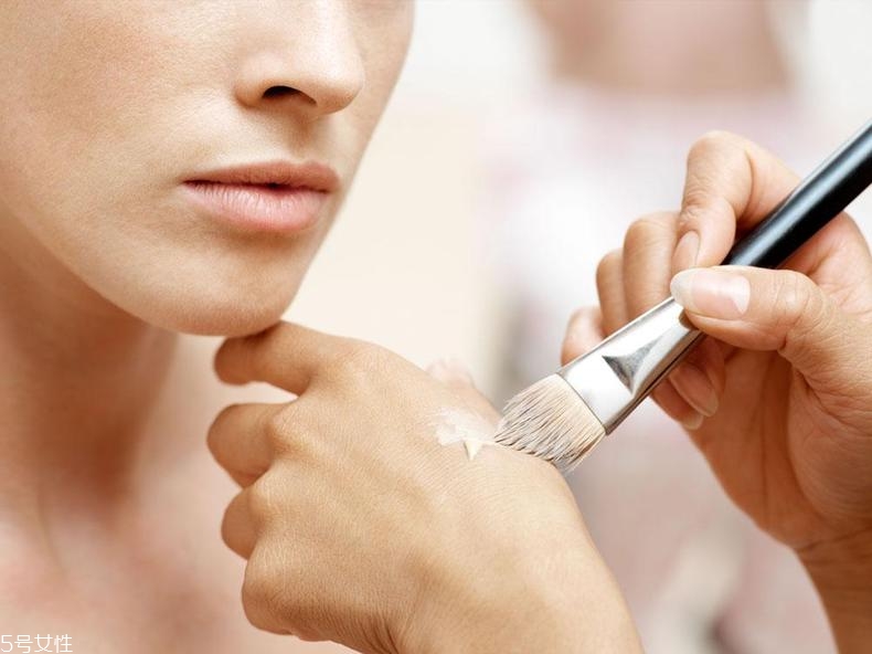 怎樣才能化妝不浮粉？眼影刷蘸濕更好用