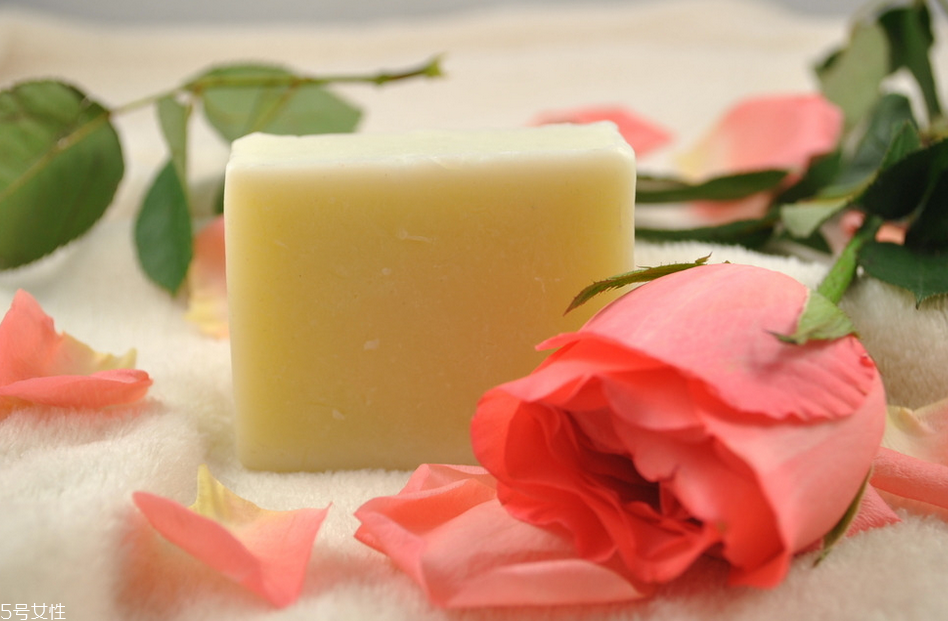 竹炭手工皂能去黑頭嗎 竹炭手工皂的使用方法 竹炭手工皂能去黑頭嗎 竹炭手工皂的使用方法