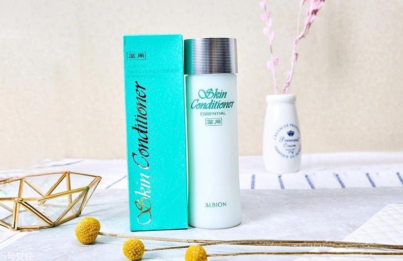 毛孔粗用什么化妝水好？盤點六款毛孔天敵