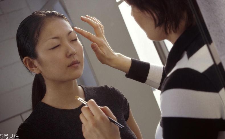 怎樣才能化妝不浮粉？眼影刷蘸濕更好用