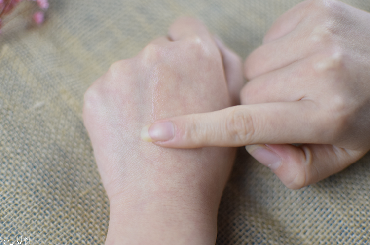 雅詩(shī)蘭黛線雕精華適合熟齡肌嗎？