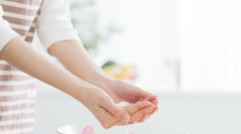 洗面奶洗后緊繃怎么回事？這6招讓你春季洗臉不拔干