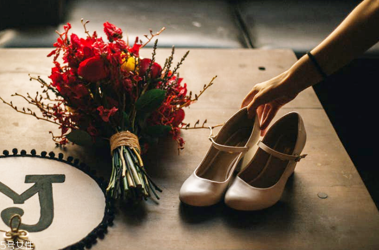 2022春夏流行穿什么中跟鞋？三種款式優(yōu)雅不累腳