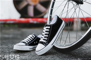 帆布鞋可以水洗嗎？帆布鞋應(yīng)該這樣洗