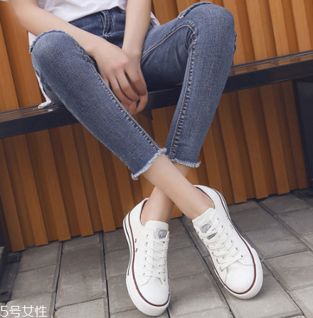 帆布鞋要穿襪子嗎？最好是穿襪子