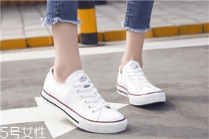 帆布鞋要穿襪子嗎？最好是穿襪子