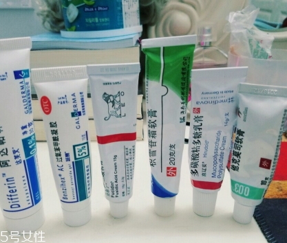 阿達(dá)帕林凝膠含激素嗎？