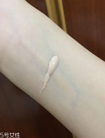 迪奧花蜜010粉底好用嗎？白得十分自然