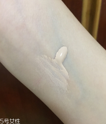 迪奧花蜜010粉底好用嗎？白得十分自然