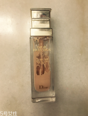 迪奧花蜜010粉底好用嗎？白得十分自然