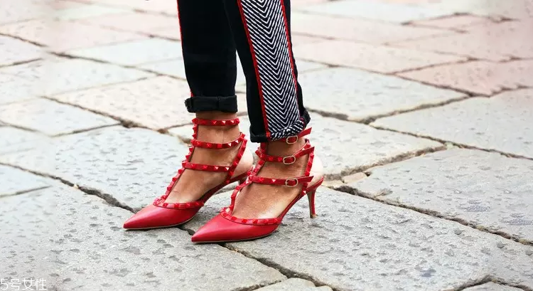 2022春夏流行穿什么中跟鞋？三種款式優(yōu)雅不累腳
