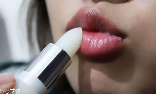 潤唇膏能用來卸妝嗎？卸不干凈傷害皮膚