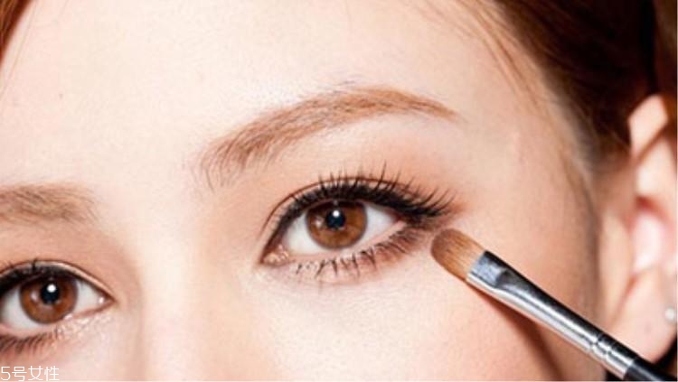 什么顏色的眼影顯白？這三種色號誰涂誰白