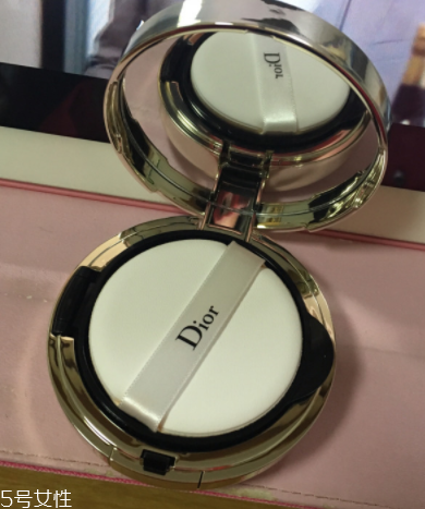 阿瑪尼和迪奧氣墊哪個好？迪奧花蜜氣墊vs阿瑪尼