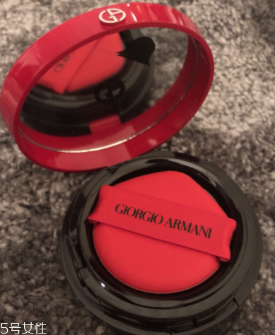 阿瑪尼和迪奧氣墊哪個好？迪奧花蜜氣墊vs阿瑪尼