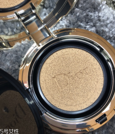 阿瑪尼和迪奧氣墊哪個好？迪奧花蜜氣墊vs阿瑪尼