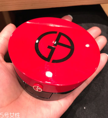 阿瑪尼和迪奧氣墊哪個好？迪奧花蜜氣墊vs阿瑪尼