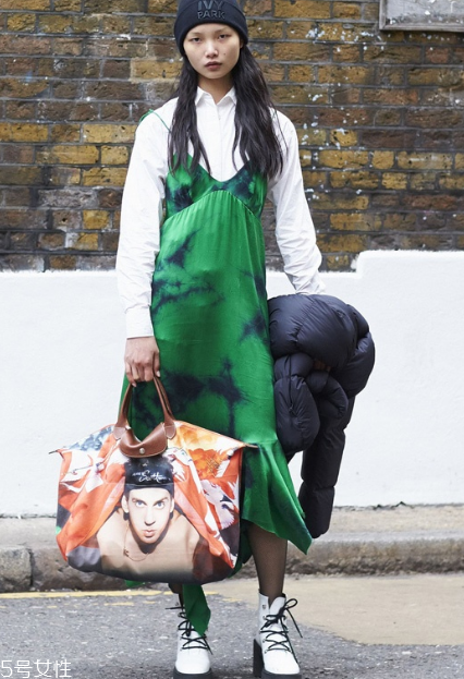 吊帶連衣裙怎么搭配？疊穿法給你帶來驚喜