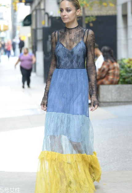 吊帶連衣裙怎么搭配？疊穿法給你帶來驚喜