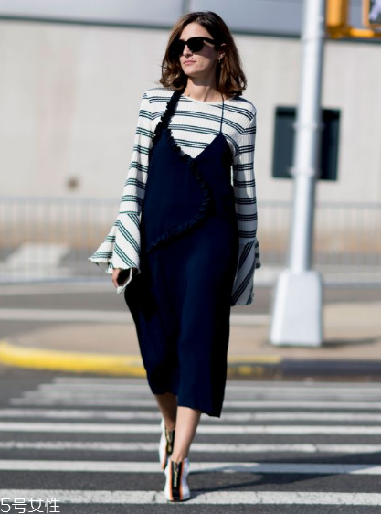 吊帶連衣裙怎么搭配？疊穿法給你帶來驚喜