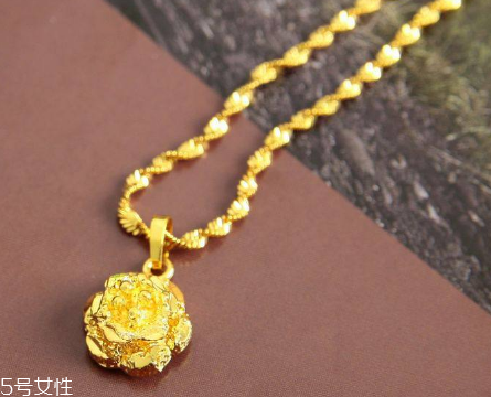 泡溫泉可以戴金項鏈嗎？泡溫泉最好別佩戴飾品