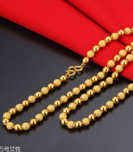 泡溫泉可以戴金項鏈嗎？泡溫泉最好別佩戴飾品