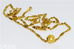 泡溫泉可以戴金項鏈嗎？泡溫泉最好別佩戴飾品