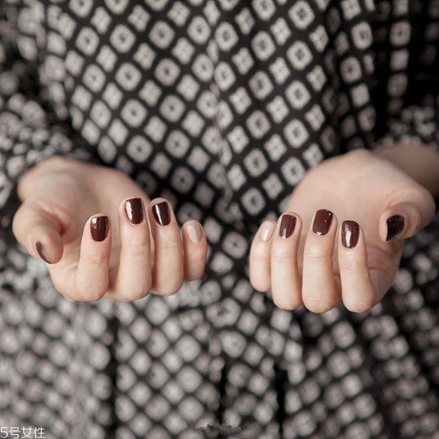 涂一次指甲油多久卸掉？最好是半個(gè)月卸掉