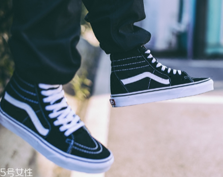 帆布鞋鞋幫發(fā)黃怎么辦？帆布鞋鞋幫要仔細(xì)清洗