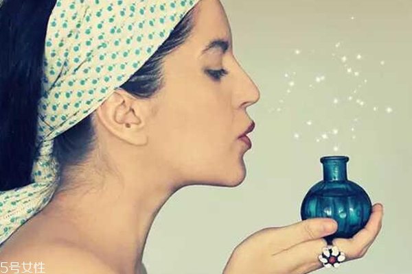 液體香水與固體香水哪個好？夏天用走珠香水最好